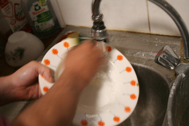 photo d'une personne faisant la vaisselle