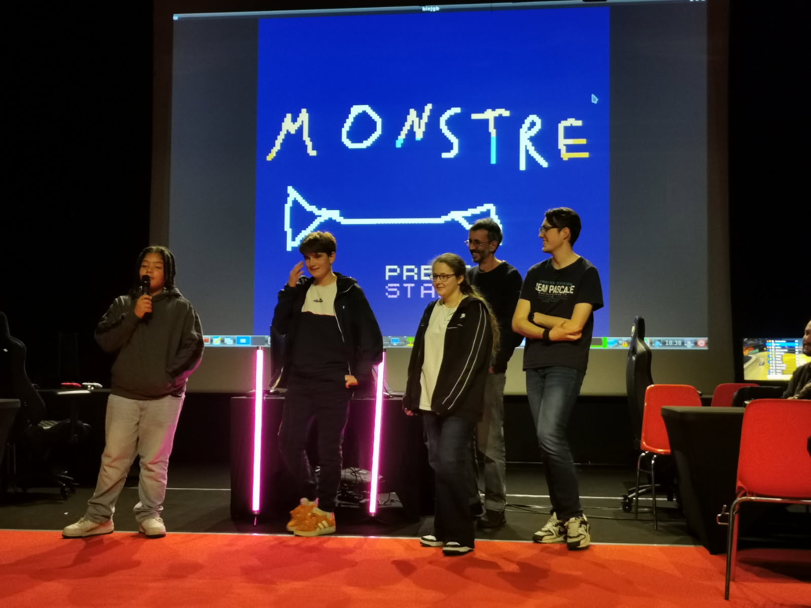 photo de l'équipe présente au Pixel Festival 2025 pour la présentation des jeux
